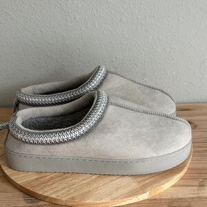 Journee Collection Connway Womens Clog Slippers